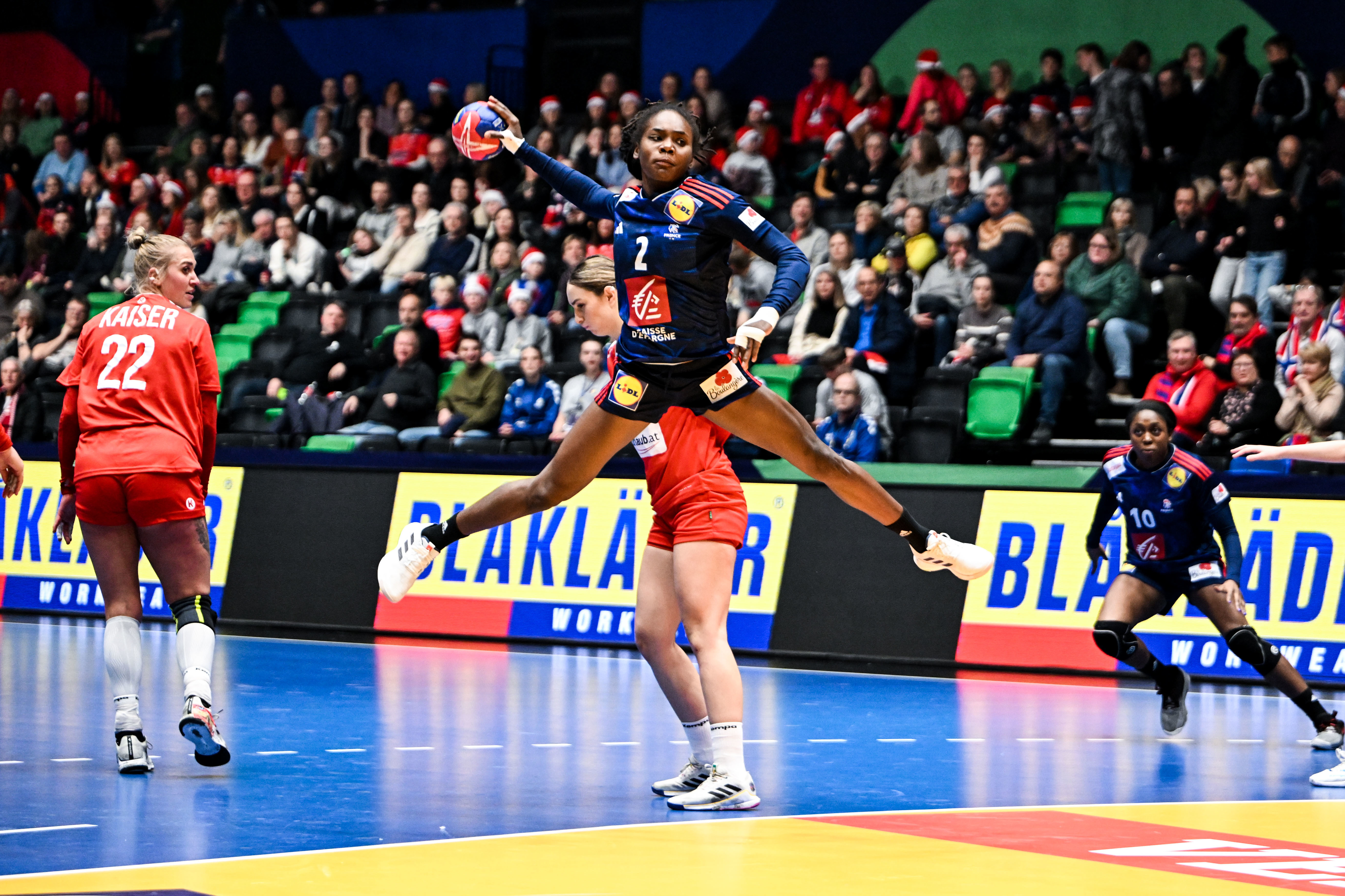Les bleues dominent largement l'Autriche